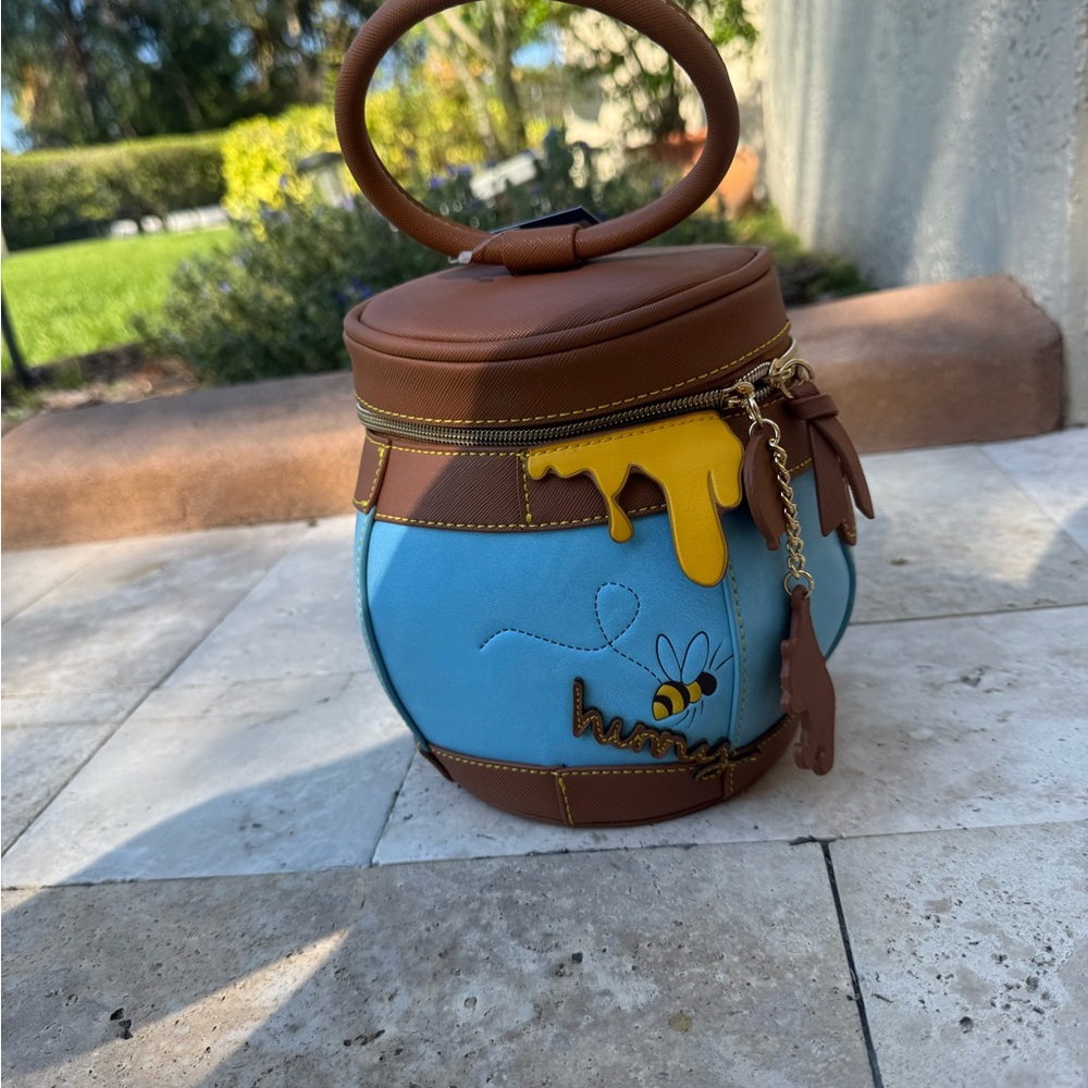 Winnie the Pooh Honey Pot Crossbody Bag  by Danielle Nicole Límited edition - Picture 3 of 5